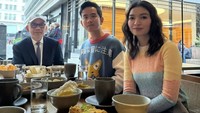 Ketika ke Inggris, Selvi dan Gibran makan bersama duta besar Republik Indonesia untuk Inggris, Desra Percaya. Mereka menyantap makanan tradisional Indonesia. Foto: Instagram selvie_ananda_