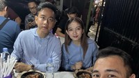 Ini potret Selvi dan Gibran saat makan satu meja dengan Raffi Ahmad. Mereka mencicipi sajian bebek dan ayam asap dari Rojo Sambel, usaha kuliner milik Raffi Ahmad. Foto: Instagram selvie_ananda_
