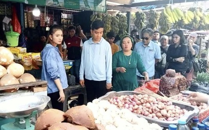 Potret Selvi Ananda Temani Gibran Makan hingga Blusukan ke Pasar Potret Selvi Ananda Temani Gibran Makan hingga Blusukan ke Pasar