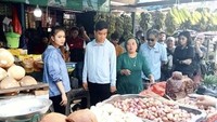 Tertangkap lagi momen Selvi blusukan ke pasar bersama Gibran. Mereka mampir  ke Pasar Terong, Makassar pada 25 November 2023 untuk sekaligus berbincang dengan penjual sembako. Foto: Instagram selvie_ananda_