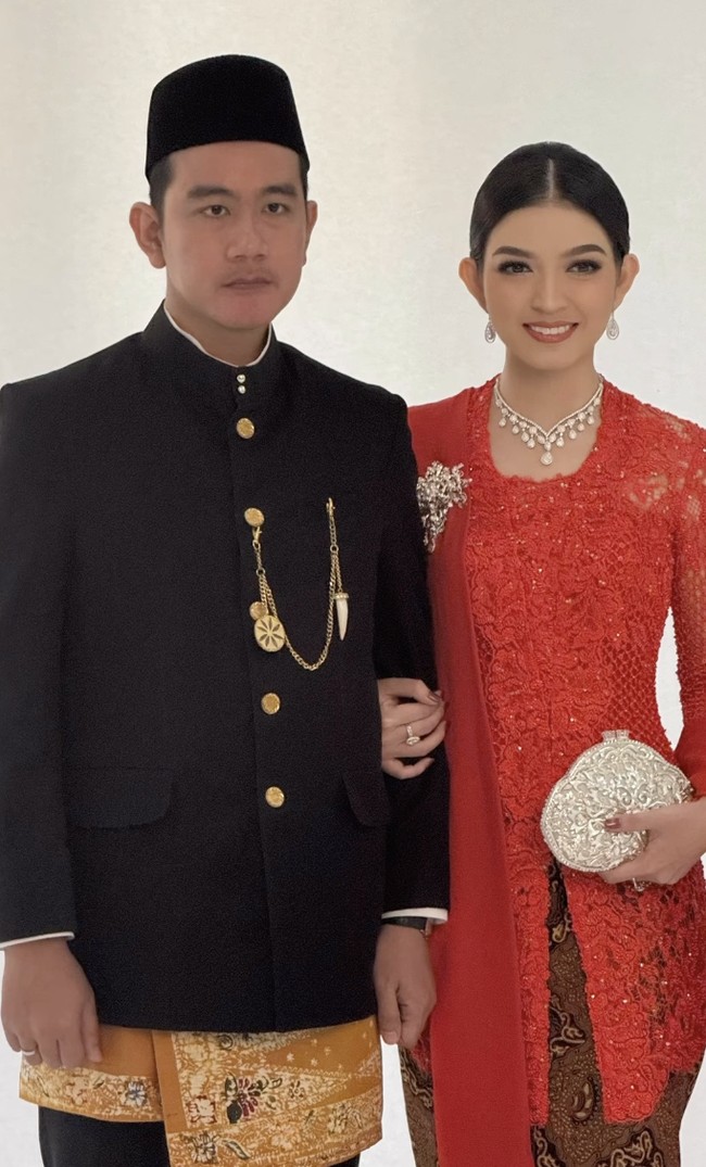 Makeup artist Bennu Sorumba ditunjuk sebagai tim artistik yang mendandani ibu wakil presiden baru tersebut. ‘Flawless glam,’ begitu Bennu menyebut tema dari makeupnya hari itu di acara pelantikan di Gedung DPR/MPR RI, Minggu (20/10/2024). Foto: Instagram selvie_ananda_