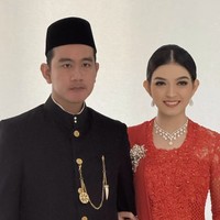 Makeup artist Bennu Sorumba ditunjuk sebagai tim artistik yang mendandani ibu wakil presiden baru tersebut. ‘Flawless glam,’ begitu Bennu menyebut tema dari makeupnya hari itu di acara pelantikan di Gedung DPR/MPR RI, Minggu (20/10/2024). Foto: Instagram selvie_ananda_