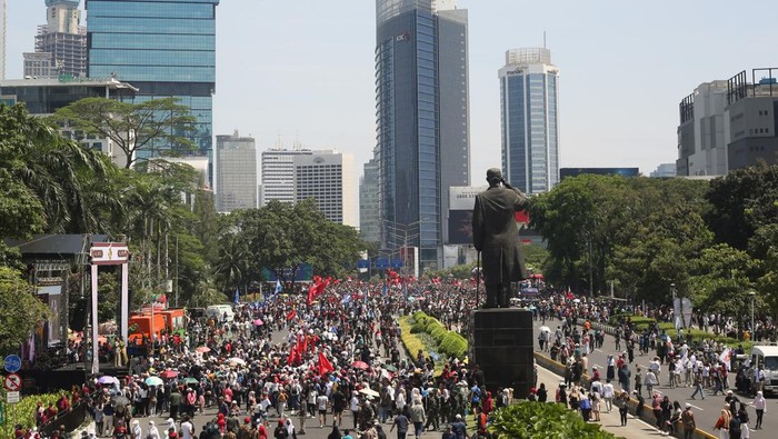 Ribuan warga dan simpatisan partai mulai memadati kawasan Patung Sudirman di Jakarta, Minggu (20/10/2024). kedatangan warga untuk menyaksikan langsung melintasnya Presiden dan Wakil Presiden baru Indonesia Prabowo Subianto dan Gibran Rakabuming Raka serta merayakan pesta rakyat. ANTARA FOTO/Muhammad Iqbal/YU