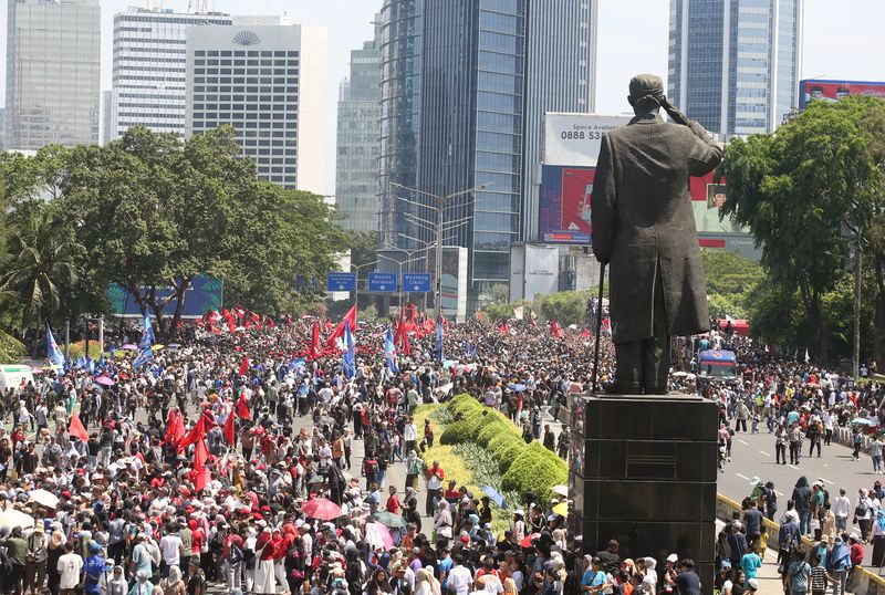 Ribuan warga dan simpatisan partai mulai memadati kawasan Patung Sudirman di Jakarta, Minggu (20/10/2024). kedatangan warga untuk menyaksikan langsung melintasnya Presiden dan Wakil Presiden baru Indonesia Prabowo Subianto dan Gibran Rakabuming Raka serta merayakan pesta rakyat. ANTARA FOTO/Muhammad Iqbal/YU