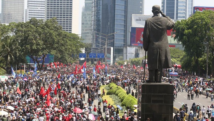 Ribuan warga dan simpatisan partai mulai memadati kawasan Patung Sudirman di Jakarta, Minggu (20/10/2024). kedatangan warga untuk menyaksikan langsung melintasnya Presiden dan Wakil Presiden baru Indonesia Prabowo Subianto dan Gibran Rakabuming Raka serta merayakan pesta rakyat. ANTARA FOTO/Muhammad Iqbal/YU