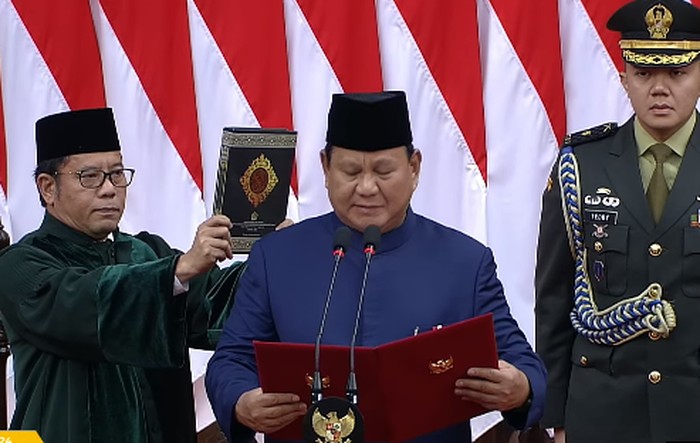 Prabowo dan Gibran mengucapkan sumpah sebagai Presiden dan Wakil Presiden Republik Indonesia. (Dok. YouTube MPR)