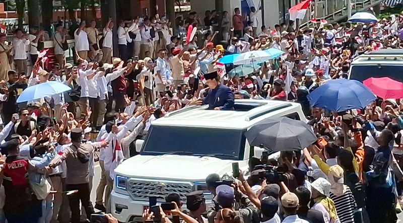 Prabowo-Gibran disambut meriah warga di Benhil, Jakarta.