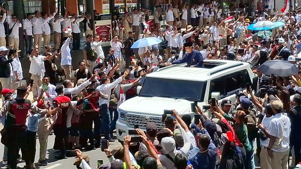 Prabowo-Gibran disambut meriah warga di Benhil, Jakarta.