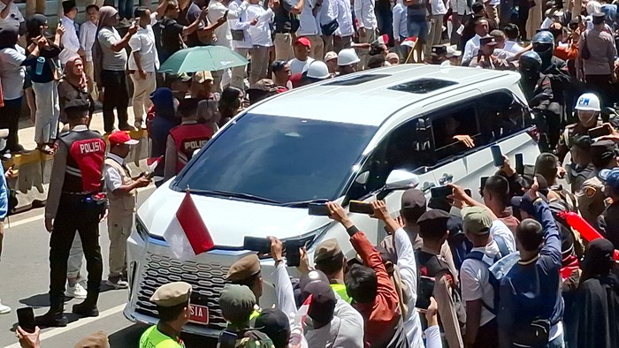 Prabowo-Gibran disambut meriah warga di Benhil, Jakarta.