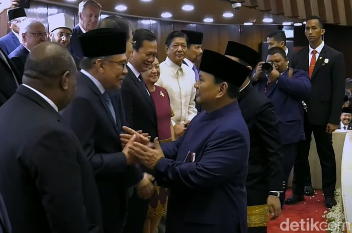 Prabowo-Gibran menyalami para tamu negara di pelantikan Presiden dan Wakil Presiden RI, 20 Oktober 2024. (Matius Alfons/detikcom)