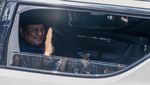 Momen Prabowo Meluncur ke Gedung Parlemen, Diiringi Warga