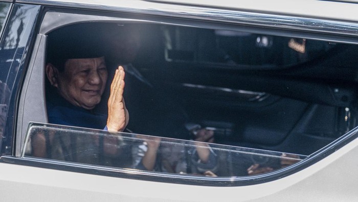 Presiden Terpilih Prabowo Subianto menyapa wartawan saat menuju Kompleks Parlemen untuk mengikuti pelantikan presiden dan wakil presiden periode 2024-2029 di Jalan Kertanegara, Jakarta Selatan, Minggu (20/10/2024). Prabowo Subianto dan Gibran Rakabuming Raka akan mengikuti sidang paripurna MPR pengucapan sumpah sebagai Presiden dan Wakil Presiden Republik Indonesia masa bakti 2024-2029. ANTARA FOTO/Fauzan/YU