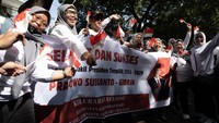 Sejumlah warga terlihat bersorak gembira saat mengiringi keberangkatan Prabowo Subianto menuju Kompleks Parlemen untuk mengikuti acara pelantikan di Jakarta Selatan.