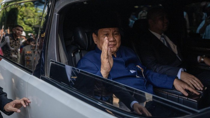 Prabowo Meluncur ke Gedung Parlemen, Diiringi Warga Presiden Terpilih Prabowo Subianto menyapa wartawan saat menuju Kompleks Parlemen untuk mengikuti pelantikan presiden dan wakil presiden periode 2024-2029 di Jalan Kertanegara, Jakarta Selatan, Minggu (20/10/2024). Prabowo Subianto dan Gibran Rakabuming Raka akan mengikuti sidang paripurna MPR pengucapan sumpah sebagai Presiden dan Wakil Presiden Republik Indonesia masa bakti 2024-2029. ANTARA FOTO/Fauzan/YU