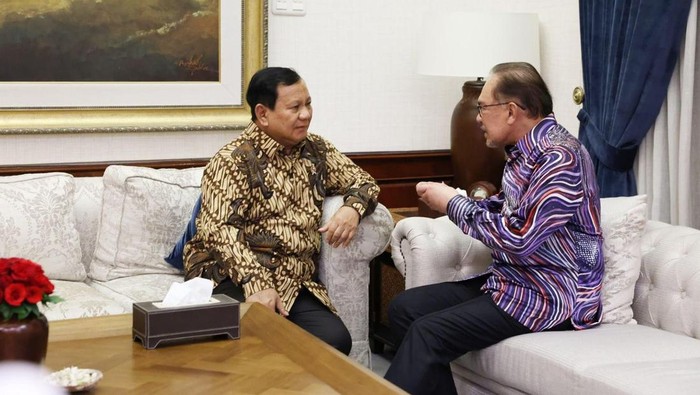 Prabowo Subianto mengunggah momen saat menyambut kedatangan Anwar Ibrahim di kediamannya di Kertanegara, Jakarta Selatan. (dok akun X Prabowo).