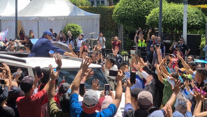 Prabowo Subianto menyapa warga