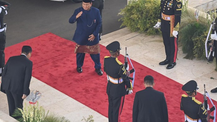 Presiden terpilih Prabowo Subianto (kedua kiri) tiba di lokasi pelantikan presiden dan wakil presiden periode 2024-2029 di Gedung Nusantara, Kompleks Parlemen, Senayan, Jakarta, Minggu (20/10/2024). Prabowo Subianto dan Gibran Rakabuming Raka akan mengikuti sidang paripurna MPR pengucapan sumpah sebagai Presiden dan Wakil Presiden Republik Indonesia masa bakti 2024-2029. ANTARA FOTO/Indrianto Eko Suwarso/app/YU