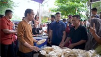 Ramadan 2024 lalu, Jokowi sempat berkunjung ke Jambi dan ngabuburit di pusat kuliner. Ia membeli kerupuk kulit, gorengan, hingga ikan bakar lezat. Foto: YouTube Sekretariat Presiden