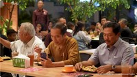 Bersama Basuki Hadimuljono, Menteri PUPR di Kabinet Indonesia Maju dan Gubernur Jawa Tengah, Jokowi sempat mencicipi mie pedas dari Wizz Mie Semarang. Ia memesan level 1 yang tak begitu pedas. Foto: YouTube Sekretariat Presiden