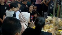 Setelah sarapan soto, Jokowi dan keluarganya bertandang ke Pasar Gede Solo. Ia membeli aneka keripik, buah-buahan, hingga jajan es dawet di kios milik H. Sipon yang terkenal. Foto: YouTube Sekretariat Presiden