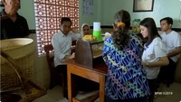 Jokowi dan keluarga juga memiliki tempat makan soto favorit di Solo, Jawa Tengah, yaitu Soto Triwindu. Ini momennya ketika menikmati akhir pekan dengan sarapan semangkuk soto yang gurih hangat. Foto: YouTube Sekretariat Presiden