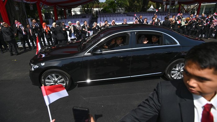 Presiden Jokowi Tiba di Gedung Parlemen, Disambut Prabowo Presiden Joko Widodo meninggalkan Istana Merdeka untuk menuju Kompleks Parlemen di Jakarta, Minggu (20/10/2024). presiden Joko Widodo akan menghadiri pelantikan Prabowo Subianto dan Gibran Rakabuming Raka sebagai Presiden dan Wakil Presiden Republik Indonesia masa bakti 2024-2029. ANTARA FOTO/Sigid Kurniawan/wpa.
