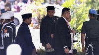 Saat tiba di Gedung Nusantara Kompleks Parlemen, Jokowi disambut Presiden Terpilih Prabowo Subianto. (ANTARA FOTO/Dhemas Reviyanto)