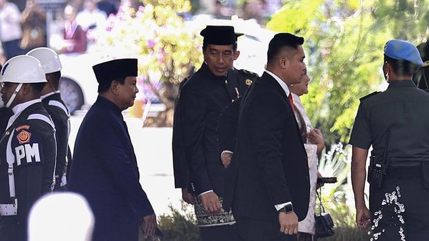 Presiden Joko Widodo (tengah) didampingi Ibu Negara Iriana Joko Widodo (kedua kanan) berbincang dengan Presiden Terpilih Prabowo Subianto (ketiga kiri) setibanya di gedung Nusantara menjelang pelantikan presiden dan wakil presiden periode 2024-2029 di Kompleks Parlemen, Senayan, Jakarta, Minggu (20/10/2024). Prabowo Subianto dan Gibran Rakabuming Raka akan mengikuti sidang paripurna MPR pengucapan sumpah sebagai Presiden dan Wakil Presiden Republik Indonesia masa bakti 2024-2029. ANTARA FOTO/Dhemas Reviyanto/wpa.