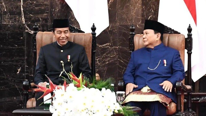 Presiden ke-7 bersama dengan Presiden Prabowo Subianto usai pelantikan presiden dan wakil presiden di Gedung MPR/DPR RI, Jakarta. Minggu, 20 Oktober 2024.