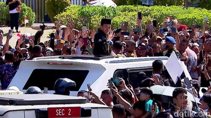 Presiden ke-7 RI Joko Widodo ditemani Prabowo ke Lanud Halim untuk pulang ke Solo (dok. YouTube Setpres)