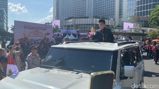 Presiden ke-7 RI Joko Widodo (Jokowi) pamit ke warga di Bundaran HI sebelum bertolak ke Solo (Wildan/detikcom)