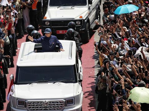 Presiden Prabowo menggunakan MV3 Garuda Limousine menuju Istana Negara