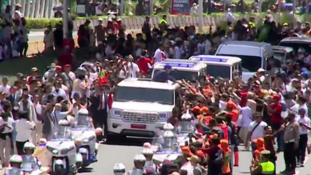 Presiden Prabowo salami warga di jalan menuju Istana (dok. YouTube Setpres)