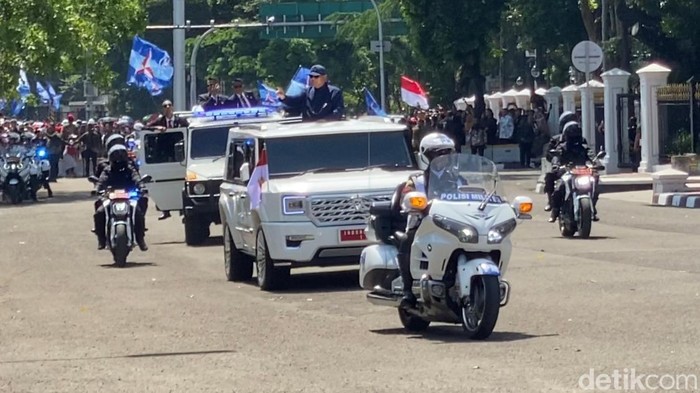 Presiden Prabowo sapa warga di depan Istana Negara Jakarta, 20 Oktober 2024. (Devi Puspitasari/detikcom)