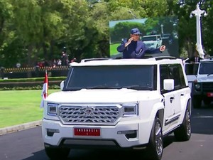 Prabowo Pamer Joget dari Mobil Saat Tiba di Istana