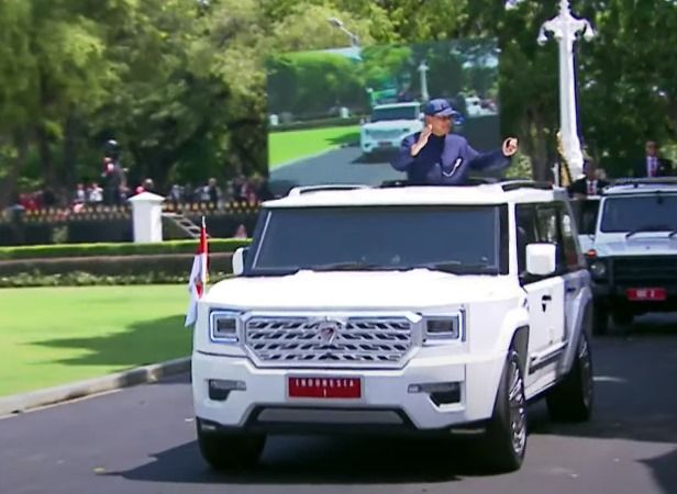 Presiden Prabowo Subianto berjoget saat tiba di Istana (dok. YouTube Sekretariat Presiden)