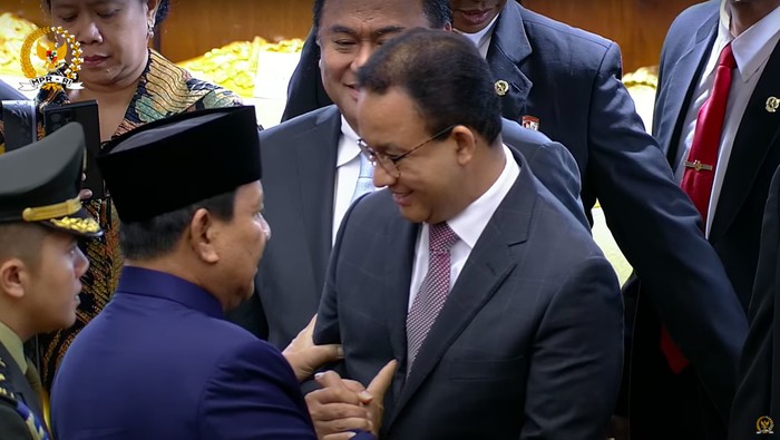 Presiden Prabowo Subianto dan Anies Baswedan, di arena pelantikan Prabowo sebagai Prseiden RI, 20 Oktober 2024. (YouTube MPR)