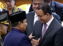 Momen Prabowo Bersalaman dan Cipika-Cipiki dengan Anies usai Pelantikan