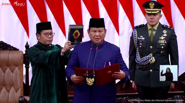 Presiden terpilih Prabowo Subianto mengambil sumpah janji Presiden di DPR RI, Jakarta, Minggu (20/10/2024). (Tangkapan Layar Youtube Sekretariat Presiden)