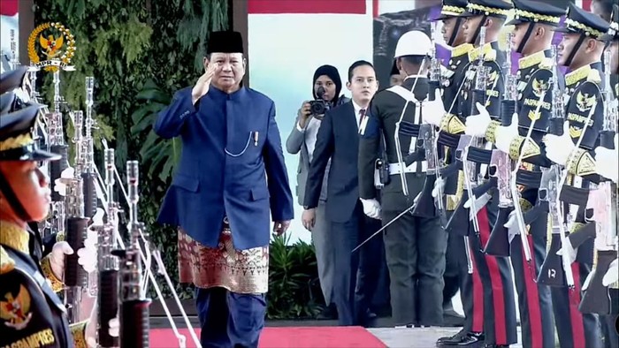 Presiden terpilih, Prabowo Subianto, tiba di gedung DPR/MPR jelang pelantikan.