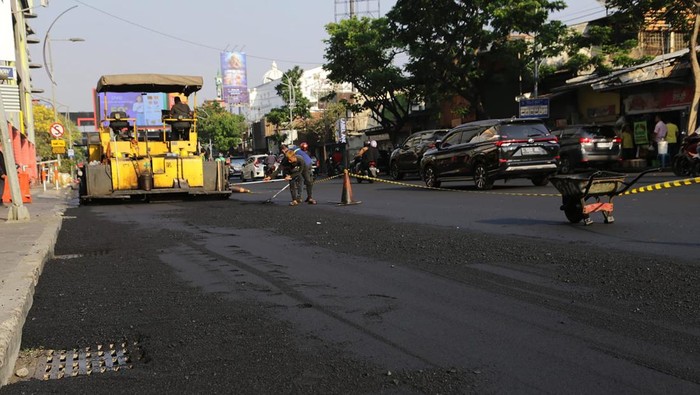 Proyek Jalan di Surabaya yang Debunya Ganggu Pengguna Jalan