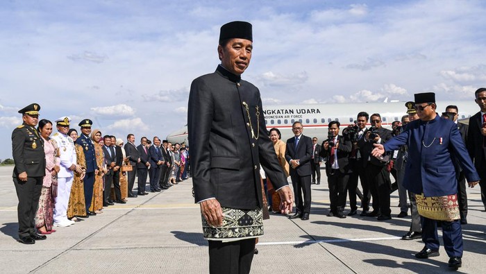 Presiden ketujuh RI Joko Widodo bersama Istri Iriana Joko Widodo memberi hormat dan salam saat akan memasuki pesawat Boeing 737 milik Angkatan Udara untuk bertolak ke Solo di Base Ops Lanud Halim Perdanakusuma, Jakarta, Minggu (20/10/2024). Joko Widodo bersama Istri bertolak menuju kediamannya di Solo, Jawa Tengah, usai selesai menjabat sebagai Presiden selama dua periode. ANTARA FOTO/Muhammad Adimaja/Spt.