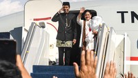 Jokowi tampak naik ke pesawat bersama Iriana. Jokowi dan Iriana kemudian melambaikan tangan ke Presiden Prabowo Subianto dan para pejabat yang mengantar mereka.