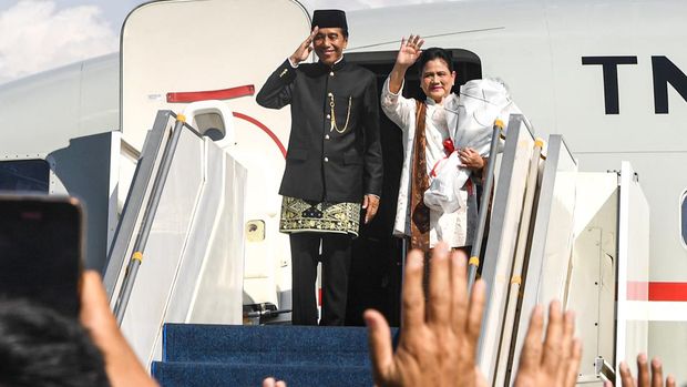 Presiden ketujuh RI Joko Widodo bersama Istri Iriana Joko Widodo memberi hormat dan salam saat akan memasuki pesawat Boeing 737 milik Angkatan Udara untuk bertolak ke Solo di Base Ops Lanud Halim Perdanakusuma, Jakarta, Minggu (20/10/2024). Joko Widodo bersama Istri bertolak menuju kediamannya di Solo, Jawa Tengah, usai selesai menjabat sebagai Presiden selama dua periode. ANTARA FOTO/Muhammad Adimaja/Spt.