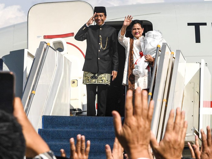 Presiden ketujuh RI Joko Widodo bersama Istri Iriana Joko Widodo memberi hormat dan salam saat akan memasuki pesawat Boeing 737 milik Angkatan Udara untuk bertolak ke Solo di Base Ops Lanud Halim Perdanakusuma, Jakarta, Minggu (20/10/2024). Joko Widodo bersama Istri bertolak menuju kediamannya di Solo, Jawa Tengah, usai selesai menjabat sebagai Presiden selama dua periode. ANTARA FOTO/Muhammad Adimaja/Spt.