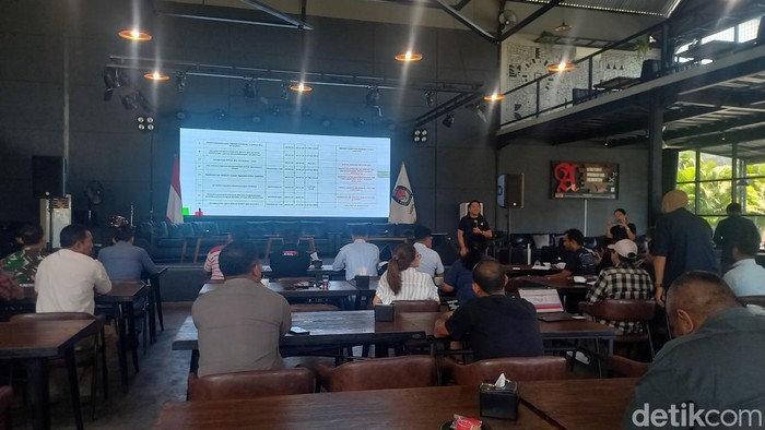 Rapat koordinasi yang diselenggarakan oleh KPU Buleleng terkait penetapan jadwa debat publik Pilbup Buleleng 2024, Minggu (20/10/2024). ((Made Wijaya Kusuma)