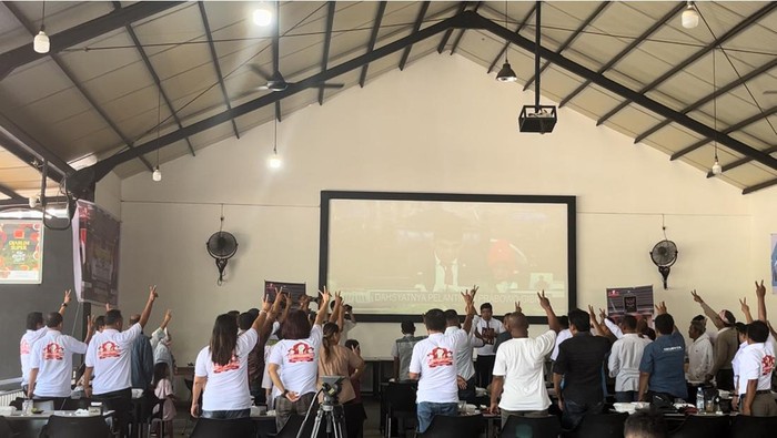 Relawan di Medan nobar pelantikan Presiden dan Wakil Presiden Prabowo Subianto- Gibran Rakabuming. (Foto: Kartika Sari/detikSumut).