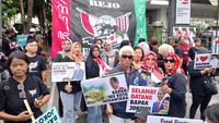 Banyak sekali dipasang poster, spanduk, baliho dan videotron hingga doa dan harapan dari warga Solo untuk menyambut rencana kepulangan Jokowi ke kampung halaman. Hal ini bisa terlihat di sepanjang Jalan Adi Sucipto, Colomadu Karang Anyar hingga kawasan Laweyan Solo.
