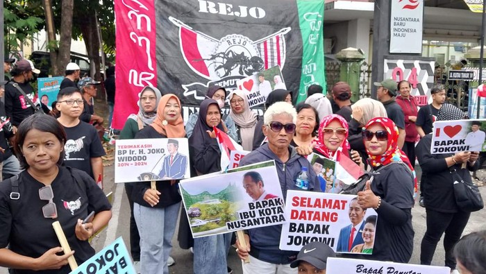 Ribuan Massa Sambut Jokowi Ribuan Relawan Rejo Semut Ireng menyambut kedatangan Jokowi di kampung halamannya Solo, Jawa Tengah.