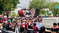 Kepulangan Presiden ke-7 Joko Widodo dari Jakarta ke Solo Jawa Tengah disambut hangat ribuan warga dan relawan pendukung. Salah satunya, Rejo Semut Ireng yang telah memadati di berbagai titik lokasi, mulai dari Bandara Adi Soemarmo hingga di rumah Jokowi di Solo.